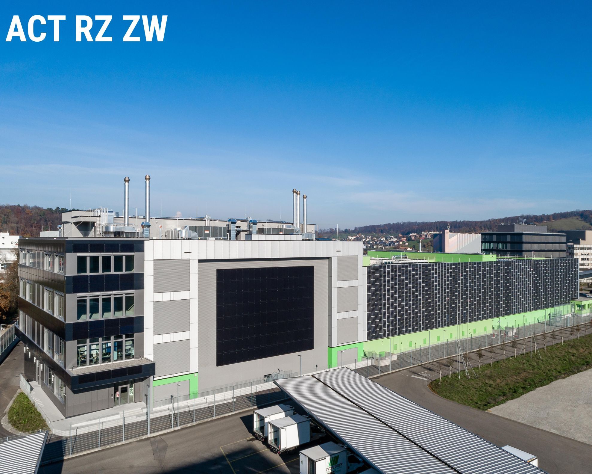 ACT RZ ZW unser Rechenzentrum: Sicherheit auf höchstem Niveau.
Bis zu acht Sicherheitszonen, mehrstufige Authentifikation, Sicherheitspersonal rund um die Uhr, Kameraüberwachung und die zertifizierten Prozesse sorgen dafür, dass Ihre Daten und Systeme in den Rechenzentren Zürich-West sicher aufgehoben sind. Die Informationssicherheit wird laufend überprüft, ebenso die Prozesse und Notfallkonzepte des übergeordneten Business Continuity Management-Systems. Mit einem Management and Operations Stamp of Approval des Uptime Institutes entspricht Zürich-West 3 höchsten internationalen Standards im Bereich der Prozesse. Der Datacenter-Campus ist auf eine hohe Energieeffizienz ausgerichtet, welche konstant geprüft und optimiert wird. Teil des nachhaltigen Konzepts sind Kaltgang-Einhausungen, die Nutzung von Umgebungsluft zur Kühlung (Freecooling) und eine präzise Abstimmung von Anlagen, Kundensystemen und Temperaturen. Für den Betrieb nutzen wir 100% erneuerbare Energie. Unsere Datacenter verfügen über redundante Glasfaserzugänge und erschliessen über 50 verschiedene Carrier. Über private Direktanbindungen erhalten Sie zudem Zugang zu den führenden Cloud-Anbietern (Hyperscalern) und zu mehr als 700 Datacenter-Standorten weltweit. Als Core-Site des grössten Schweizer Internetaustauschknotens (SwissIX) und mit einem redundanten Glasfaserring zwischen sämtlichen Green Datacentern bieten wir für alle Ihre Connectivity-Bedürfnisse die optimale Lösung. 